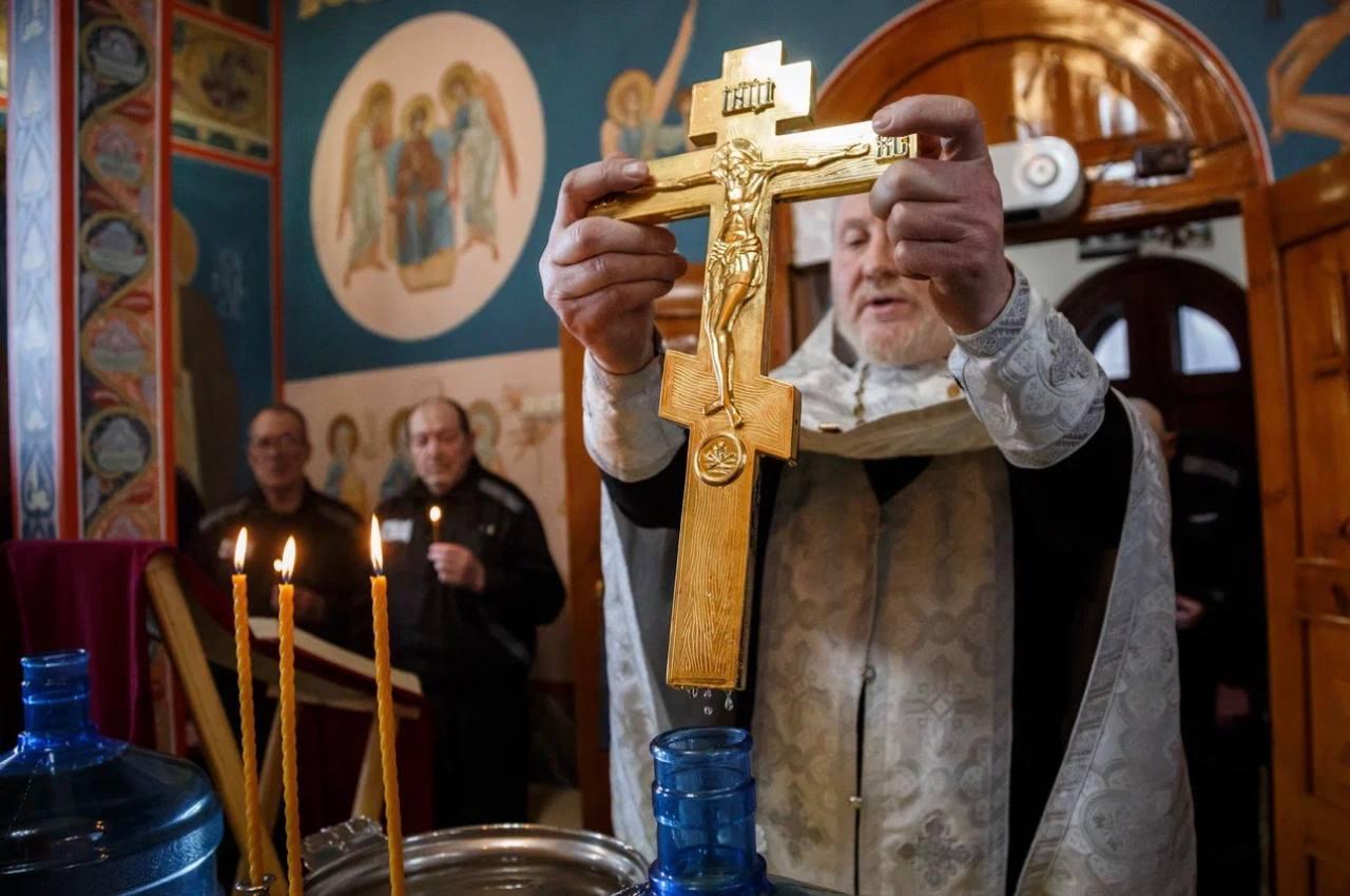 Фото Смыли страшные грехи: осужденные по тяжким статьям нырнули в ледяную Крещенскую купель – фоторепортаж из новосибирской колонии строгого режима 6